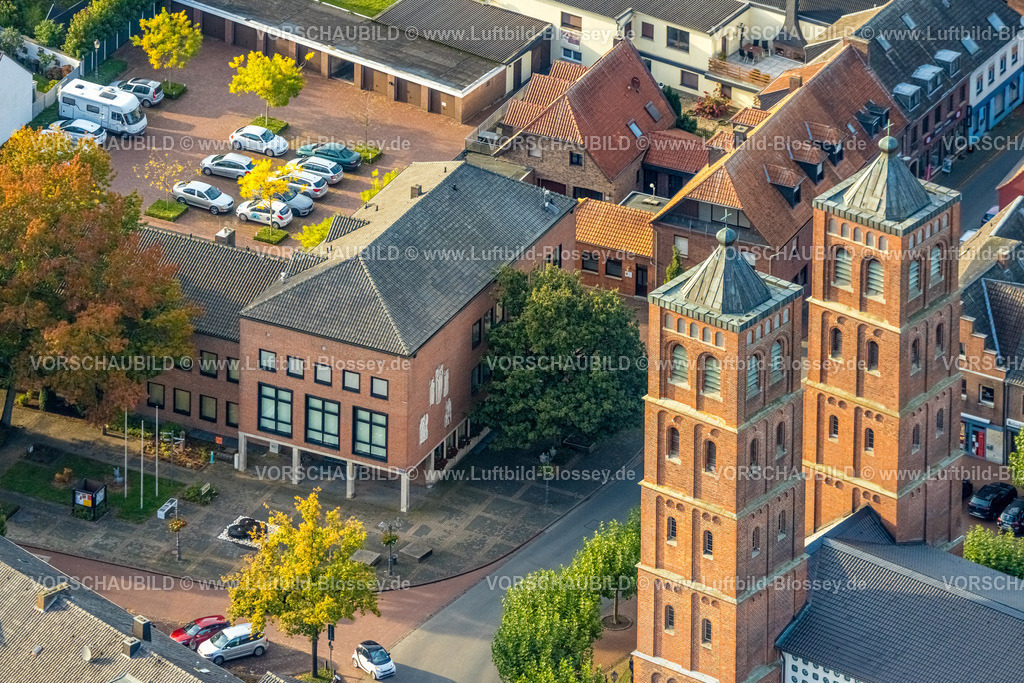 Uedem241014227 | Luftbild, Rathaus und römisch-katholische Pfarrkirche St. Laurentius, Uedem, Niederrhein, Nordrhein-Westfalen, Deutschland