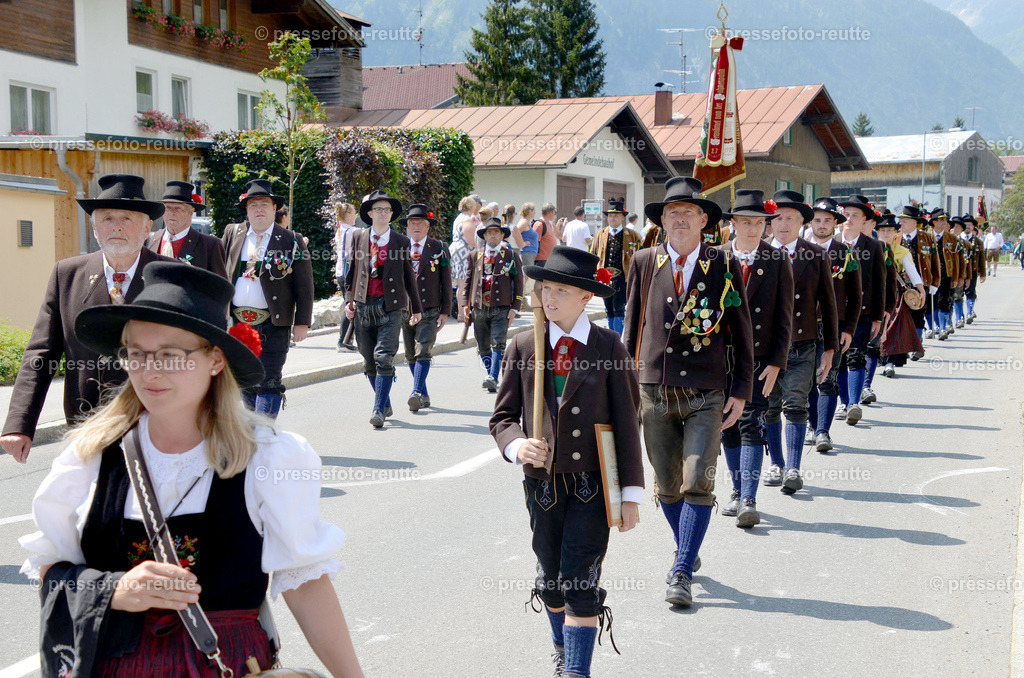 LECHASCHAU-news-2022-Juli24-Bezirksschuetzenfest-Elbigenalp-D51-DSC_1164 | Info aus dem Bezirk Reutte/Ausserfern Tirol sowie eine umfangreiche Bilddatenbank über die gesamte Region: Lechtal, Talkessel Reutte, Tannheimertal, Zwischentoren. Lech, Plansee, Zugspitze, Grenztunnel, B179, Fernpassstraße, Verkehr, Lawinen, Tradition, - Realisiert mit Pictrs.com
