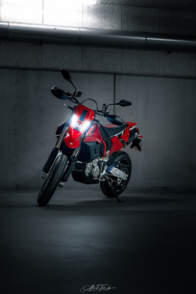 Hypermotard 698 Mono | Entdecken Sie die faszinierende Welt von Alexander Tschuncky Arts: Kreative Fotografie, atemberaubende Automobilkunst und hochwertiger Bilderdruck. Lassen Sie sich inspirieren! - Realisiert mit Pictrs.com