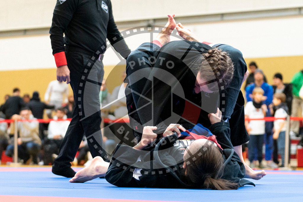 20231118PBB10066-2 | Fighters compete during the AJP Tour 600 Frankfurt Championship in Frankfurt/Main, Germany, on November 18, 2023.