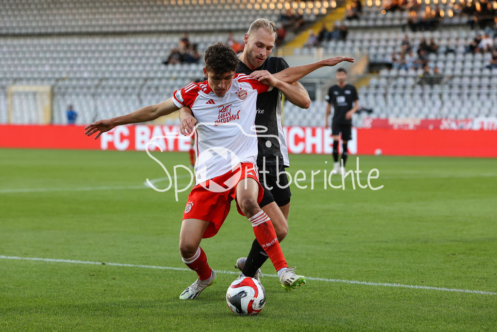 FC Bayern Amateure - FC Memmingen | Younes AITAMER (FCB #17) im Zweikampf mit Nicolai BRUGGER (FCM #4)