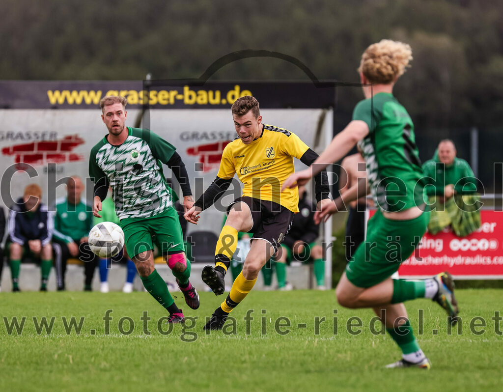 2023-08-06_023_SC_Kirchasch_gegen_SV_Eichenried | Bockhorn, Deutschland, 06.08.2023:
Fußball, Kreisliga 2023 / 2024, 2. Spieltag, SC Kirchasch gegen SV Eichenried, Endergebnis: 3:1

Bastian Reuel (SV Eichenried, #20), Markus Zollner (SC Kirchasch, #9)

Foto: Christian Riedel / fotografie-riedel.net