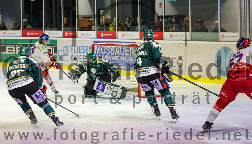 2025-11-16_051_TSV_Erding_gegen_Selber_Woelfe | Erding, Deutschland, 16.11.2025:Eishockey, Oberliga Süd 2025 / 2026, 17. Spieltag, TSV Erding gegen Selber Wölfe, Endergebnis: 3:1Thomas Matheson (Erding Gladiators, #37), Philip Ziesche (Selber Wölfe, #89), Torwart David Zabolotny (Erding Gladiators, #72), Jesse Kauhanen (Erding Gladiators, #4), Daniel Weiß (Selber Wölfe, #57)Foto: Christian Riedel / fotografie-riedel.net