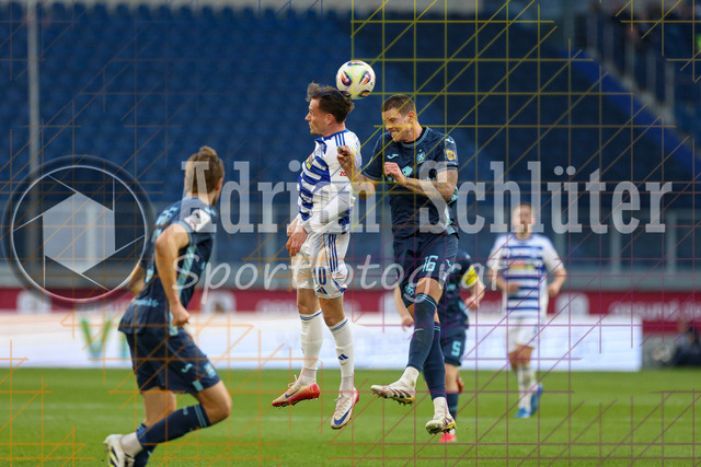 22.03.2026, GER, Fussball, Herren, 3. Liga, Saison 2025/2026, MSV Duisburg - 1860 München | Christian Viet (MSV Duisburg) und Max Reinthaler (1860 München) im Kampf um den Ball