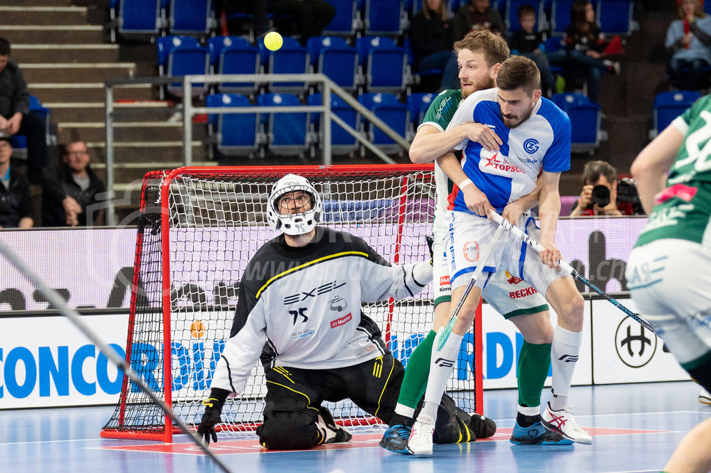 SV Wiler-Ersigen vs GC Unihockey - 23. April 2022 | SV Wiler-Ersigen vs GC Unihockey
Stimo Arena, Kloten
Ein Schuss auf das Tor von #75 Torhüter Tim Kramer (SV Wiler-Ersigen) wird an #21 Paolo Riedi (GC Unihockey) und #73 Andrin Hollenstein (SV Wiler-Ersigen) vorbei abgelenkt.
Bild: Sportfotografie Markus Aeschimann | www.markus-aeschimann.ch - Realisiert mit Pictrs.com