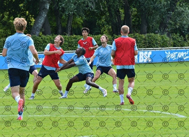 RGE_9762 | Hertha BSC, 2.Bundesliga, Herren, Fußball, Training auf dem Schenckendorffplatz, Mittwoch 29.07. 2026, Saison 2026/27, im Bild von li. Soufian Gouram  (Hertha BSC ), Boris Lum ( Hertha BSC ),  Fotograf: Ralf Gebhardt - Realisiert mit Pictrs.com