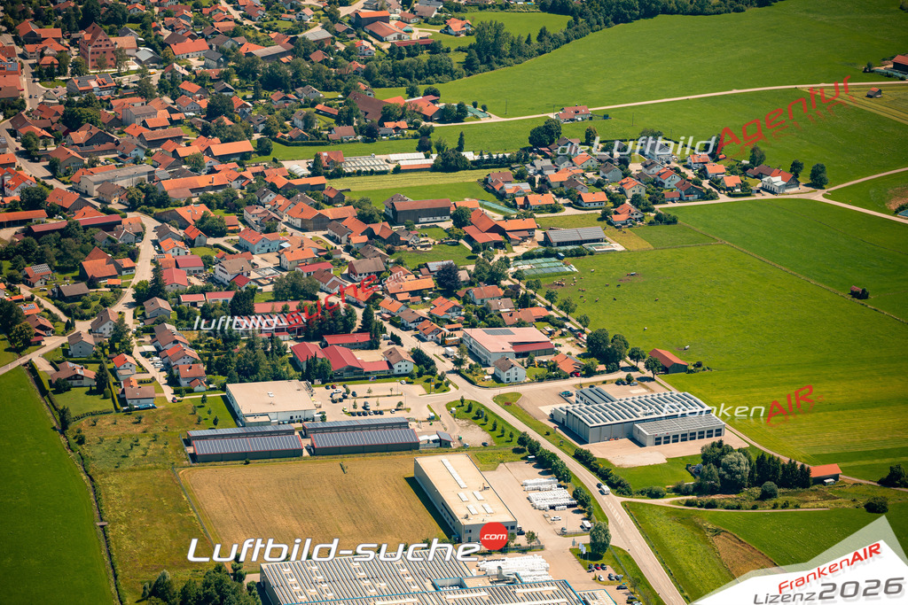 Das Luftbild zeigt :  Unterthingau - Die Luftaufnahme wurde 2024 vom UL-Flugzeug aus erstellt ( keine Drohne ) - Hochauflösende Luftaufnahme - Für grossformatige Ausdrucke geeignet. Die Geschenkidee !Mit Lizenz und Bildrechte bestellbar