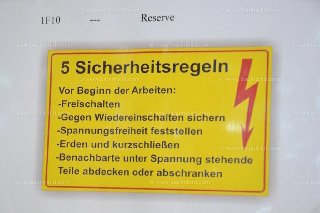 bib-lg17-elektroinstallation-0264 | Nach LV-Leistungsgruppen sortierte Detailfotos über den Bau eines Hauses. Alle Hausbau-Bilder direkt vom Urheber und Autor der Website Haus-Selber-Bauen.com