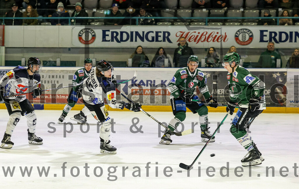 2024-01-26_055_TSV_Erding_gegen_HC_Landsberg | Erding, Deutschland, 26.01.2024:
Eishockey, Bayernliga Vorrunde 2023 / 2024, 28. Spieltag, TSV Erding gegen HC Landsberg, Endergebnis: 6:2

Korbinian Benz (HC Landsberg, #8), Florian Stauder (HC Landsberg, #65), Maximilian Forster (Erding Gladiators, #81)

Foto: Christian Riedel / fotografie-riedel.net