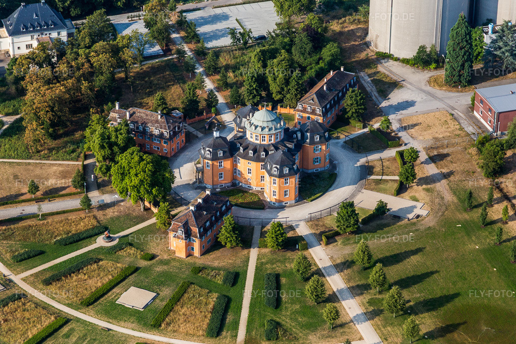 Luftbild: Gebäude und Parkanlagen der Eremitage in Waghäusel im Bundesland Baden-Württemberg in Deutschland. Foto: IMG_108927.jpg vom 15.07.2018 durch Werner Riehm/FLY-FOTO.de