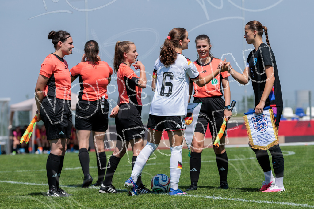 Testspiel U16-Juniorinnen: Deutschland – England | Die Bildergalerie dokumentiert das Länderspiel der deutschen U16-Juniorinnen gegen die Auswahl Englands. Die Fotografien zeigen Spielaktionen, Zweikämpfe, Torchancen, Mannschaftsszenen sowie weitere Impressionen der Begegnung. Die Aufnahmen entstanden im Rahmen des Testspiels beider Nachwuchsnationalmannschaften in der Kümpel + Hellmeister Arena in Hamm am 20. Juni 2026 und halten die sportlichen und emotionalen Momente des Spiels fest. - Realisiert mit Pictrs.com