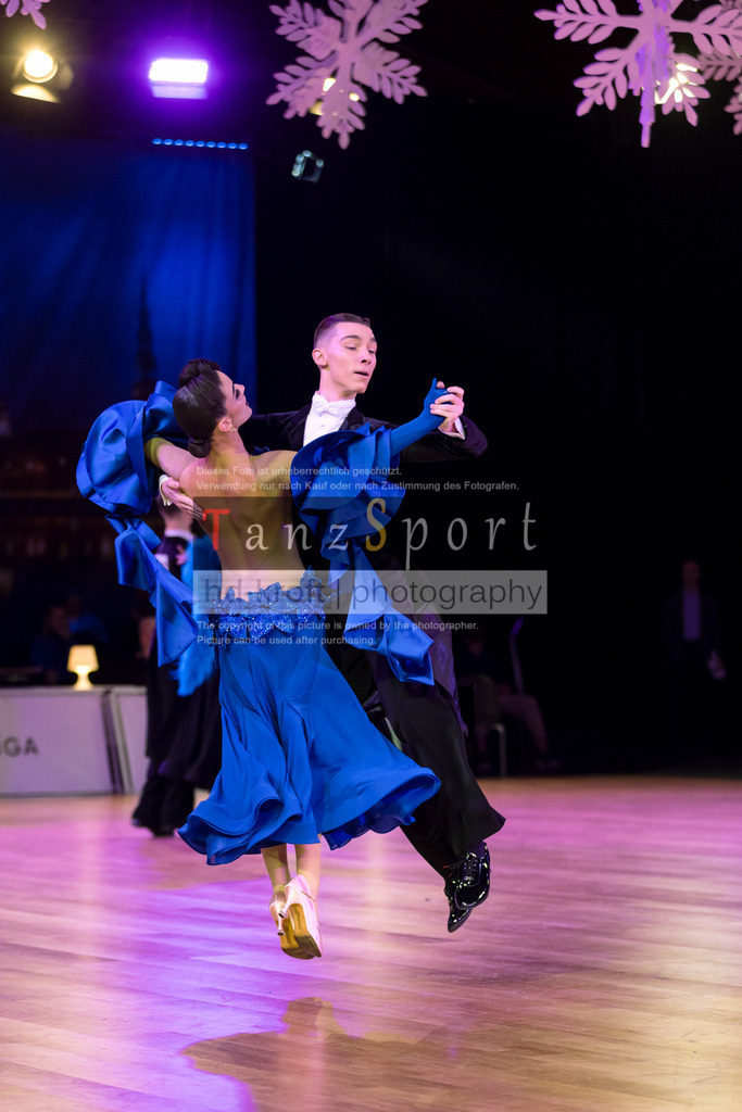 20241215_WDSF_Int_Open_Std-Riga-9386 | Tanzsportbilder, Standardtanz, Lateintanz, WDSF, DTV, LTVB, dancecomp, goc, hessen tanzt, blaues band der spree, walzer, tango, wiener walzer, slowfox, quickstepp, samba, rumba, cha-cha-cha, paso doble. jive, hd-kroft photography, turniertanzsport