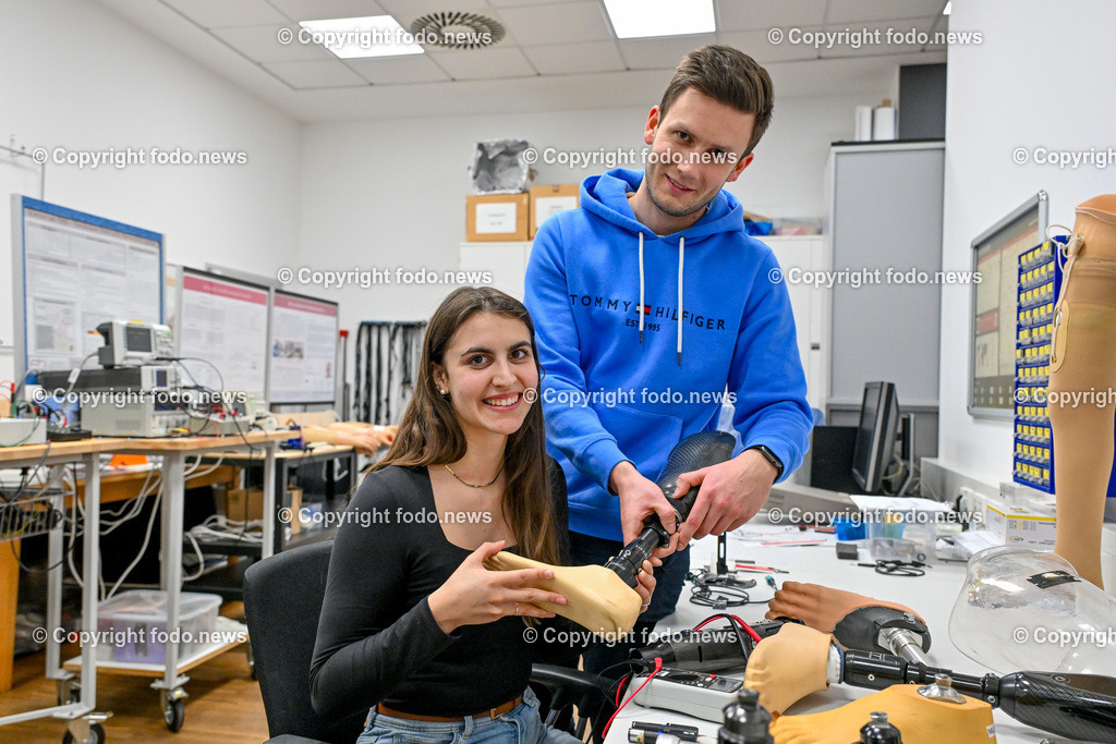Linz_ FH Ooe Campus Linz_ Medizintechnik_ 03.04.2024-18 | 03.04.2024, Linz, AUT, FH Ooe Campus Linz, Medizintechnik, im Bild Selina Puehringer (Studierende), Dominik Ortmayr (Studierender)