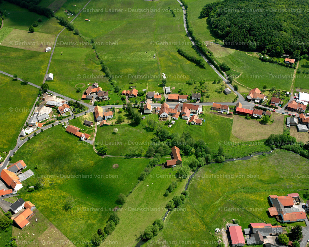 2615341 | RADMüHL 09.06.2006 Landwirtschaftliche Nutzflächen und Feldgrenzen  umsäumen das Siedlungsgebiet des Dorfes in Radmühl im Bundesland Hessen, Deutschland // Agricultural land and field boundaries surround the settlement area of the village  in Radmühl in the state Hesse, Germany Foto: Gerhard Launer