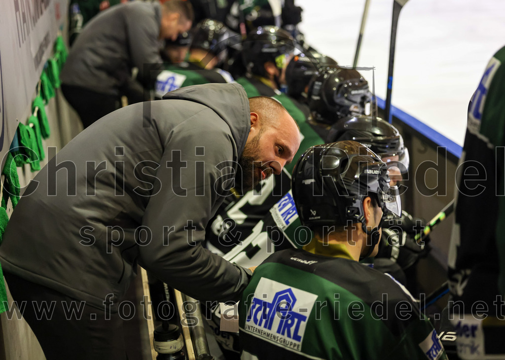 2023-02-10_020_TSV_Erding_gegen_ERSC_Amberg | Erding, Deutschland, 10.02.2023:
Eishockey, Bayernliga Meisterrunde Gruppe B 2022 / 2023, 3. Spieltag, TSV Erding gegen ERSC Amberg, Endergebnis: 6:3

Teamchef Felix Schütz (Erding Gladiators)

Foto: Christian Riedel / fotografie-riedel.net