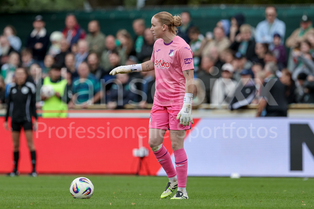 Fussball, Google Pixel Frauen-Bundesliga, SV Werder Bremen - TSG 1899 Hoffenheim | Laura Dick (Torhüterin, TSG 1899 Hoffenheim, 1) am Ball, Freisteller, Einzelbild, Ganzkörper, Aktion, Action, Spielszene, DIE DFB-RICHTLINIEN UNTERSAGEN JEGLICHE NUTZUNG VON FOTOS ALS SEQUENZBILDER UND/ODER VIDEOÄHNLICHE FOTOSTRECKEN. DFB REGULATIONS PROHIBIT ANY USE OF PHOTOGRAPHS AS IMAGE SEQUENCES AND/OR QUASI-VIDEO.