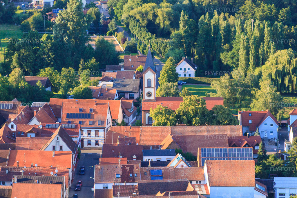 Luftbild: PRotest. Kirche von Süden im Ortsteil Mühlhofen in Billigheim-Ingenheim im Bundesland Rheinland-Pfalz in Deutschland. Foto: IMG_51126.jpg vom 22.07.2012 durch Werner Riehm/FLY-FOTO.deAuflösung des Originals: 4752 x 3168 px