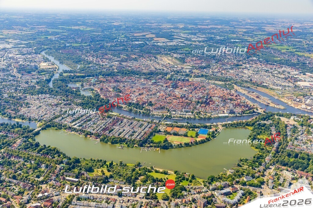 Altstadt Lübeck Bild- Das Luftbild wurde 2025 vom UL-Flugzeug heraus erstellt ( keine Drohne bzw. Drohnenaufnahme ) - Hochauflösende Luftaufnahme -Nicht vergleichbar mit Google Maps oder Satelittenbilder- Die Geschenkidee !Mit Lizenz und Bildrechte bestellbar - CC