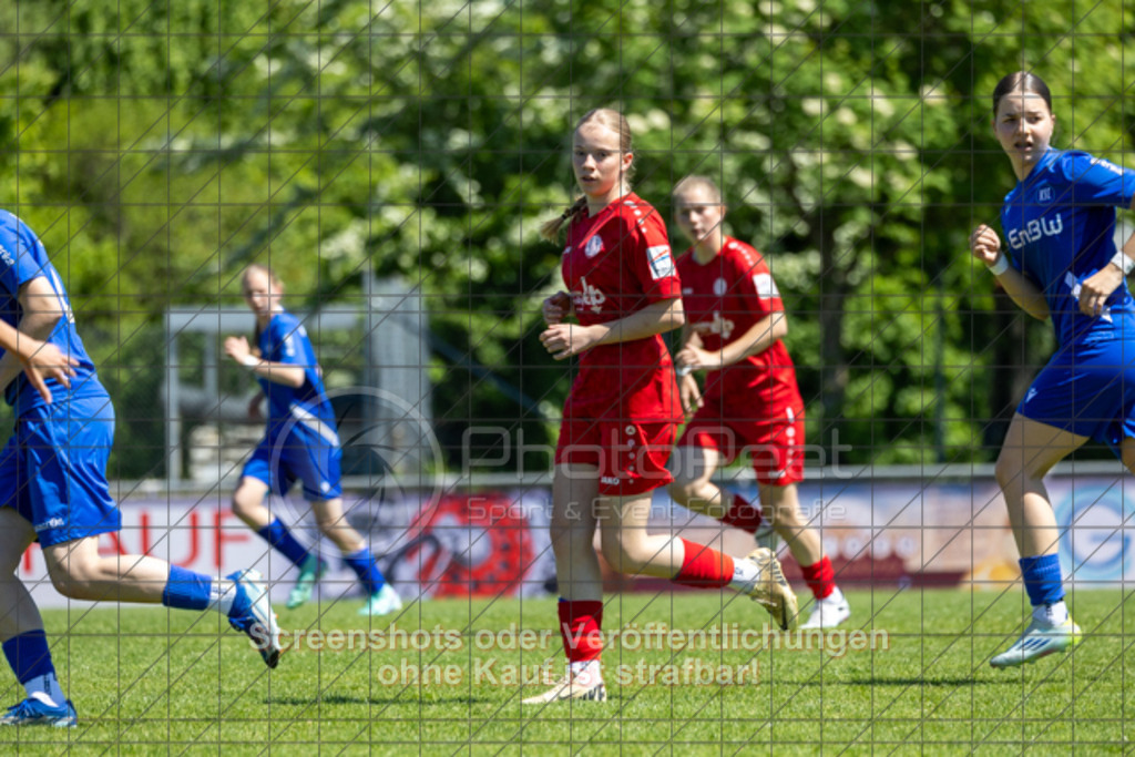20250510_141844_0356 | #,1.FC Donzdorf (rot) vs. Karlsruher SC (blau), Fussball, EnBW-Oberliga B -Juniorinnen, 23. Spieltag, Saison 2024/2025, Rasenplatz, Lautertal Stadion, Süßener Straße 16, 73072 Donzdorf, 10.05.2025 - 14:00 Uhr,Foto: PhotoPeet-Sportfotografie/Peter Harich
