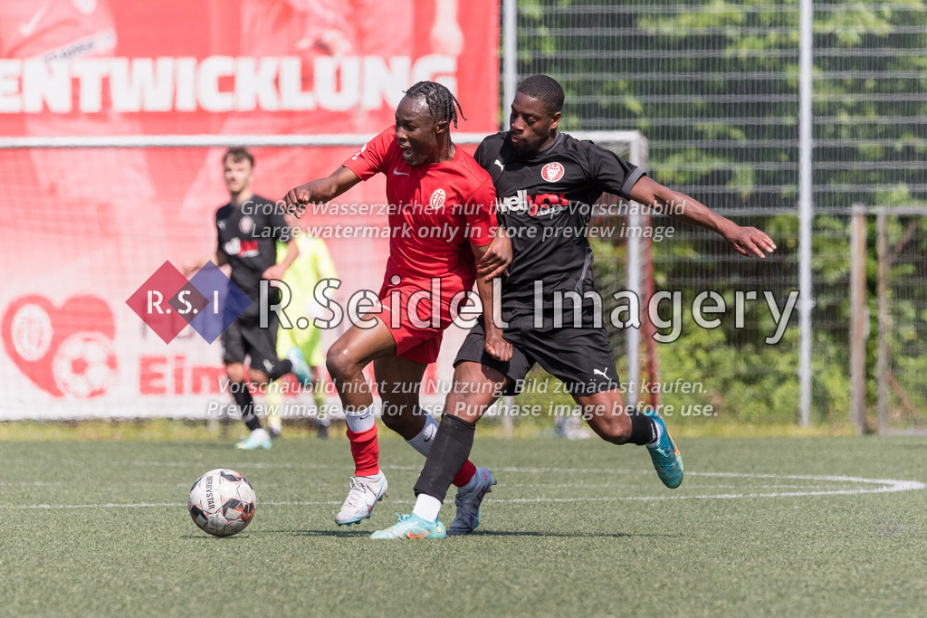 Fußball, Saison 2022/23, Aufstiegsrunde Regionalliga Nord, Eimsbütteler TV - FC Kilia Kiel, ETV-Sportzentrum Hoheluft (Hamburg), 04.06.2023, 2. Spieltag | Michael Chukwuemeka Igwe (#12, ETV), Teyi Lawson-Body (#6, Kiel)