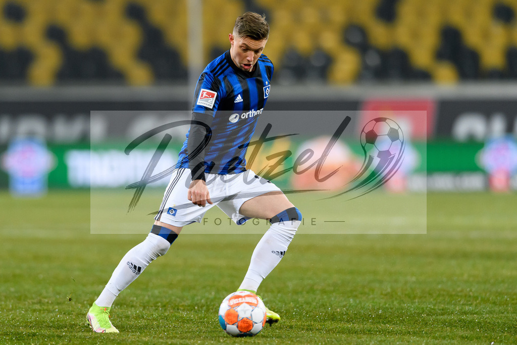SGDHSV20220114_112 | Fussball, Herren: Sonny Kittel (Hamburger SV) in Aktion, am Ball, Einzelaktion bei dem Spiel der 2. Bundesliga zwischen SG Dynamo Dresden und Hamburger SV im Rudolf-Harbig-Stadion am 14.01.2022 in Dresden, Deutschland.DFB / DFL REGULATIONS PROHIBIT ANY USE OF PHOTOGRAPHS AS IMAGE SEQUENCES AND/OR QUASI-VIDEO. - Realisiert mit Pictrs.com