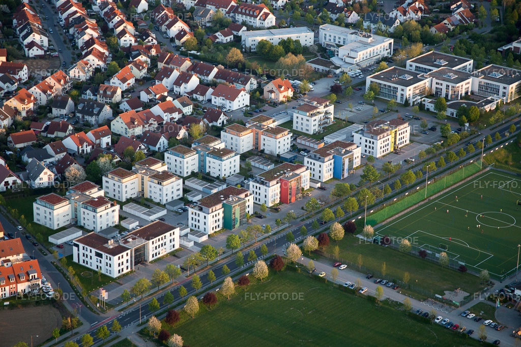 Luftbild: Stadtrand und Außenbezirks- Wohngebiete im Ortsteil Auerbach in Bensheim im Bundesland Hessen in Deutschland. Foto: IMG_077866.jpg vom 23.04.2015 durch Werner Riehm/FLY-FOTO.de