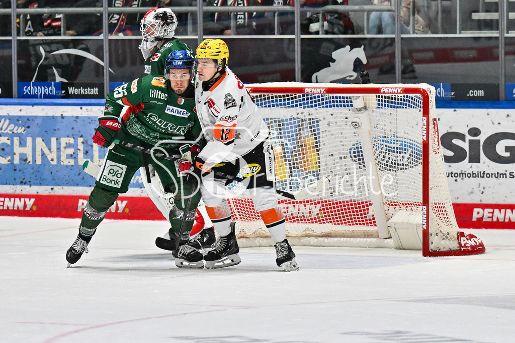 Augsburger Panther - Löwen Frankfurt | im Duell Ryan BUTTON (Augsburger Panther 55) und Noah DUNHAM (Löwen Frankfurt 12) vor Peyton JONES (Augsburger Panther 41) beim match zwischen den Augsburger Panthern und den Löwen Frankfurt am 8. Spieltag der Penny DEL im Curt Frenzel Stadion am 19.10.2025