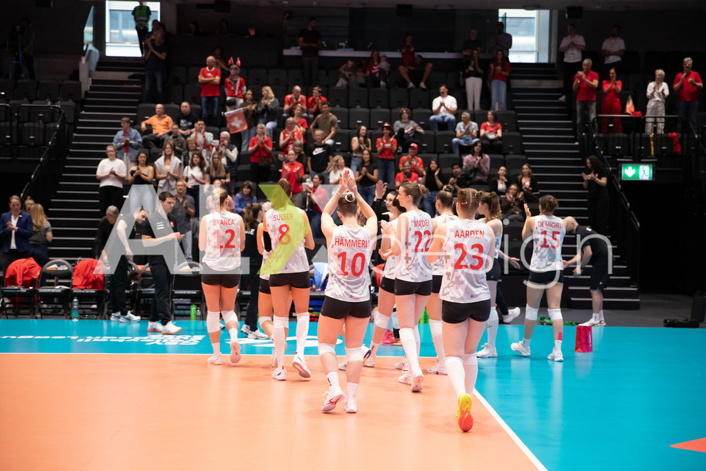 Georgia v Switzerland - CEV European League Women | KRIENS, SWITZERLAND - JUNE 12: Team of Switzerland celebrating after the CEV European League match between Georgia and Switzerland at Pilatus Arena on June 12, 2026 in Kriens, Switzerland. - Realisiert mit Pictrs.com