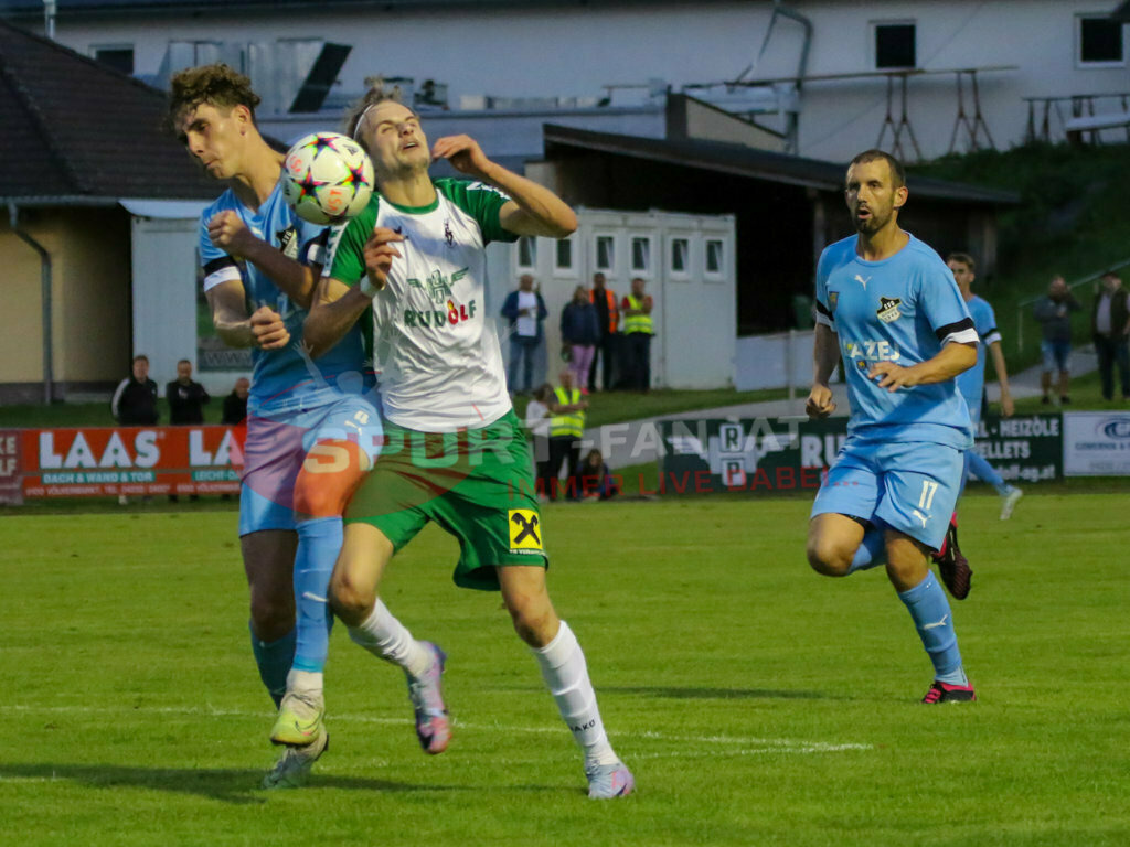 VST Völkermarkt - SVG Bleiburg 2-2, Kärntner Liga 2. Runde | Mario Kuester (VST Völkermark #11) Andreas Jamnig (SVG Bleiburg #11) Raphael Huber (SVG Bleiburg #4) VST Völkermarkt - SVG Bleiburg 2-2 am 08.08.2023 in Völkermarkt
(Lilienberg Arena), Austria, (Photo by Ernst Krawagner sport-fan.at) - Realisiert mit Pictrs.com