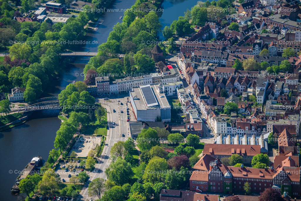 Lübeck_City_Parkhaus_Kanalstrasse_ELS_9872010524 | LüBECK 01.05.2024 Parkdeck auf dem Gebäude des Parkhauses Innenstadt "City Parkhaus Hüxstraße" in Lübeck im Bundesland Schleswig-Holstein, Deutschland. // Parking deck on the building of the downtown parking garage "City Parkhaus Huexstrasse" in Luebeck in the state Schleswig-Holstein, Germany. Foto: Martin Elsen
