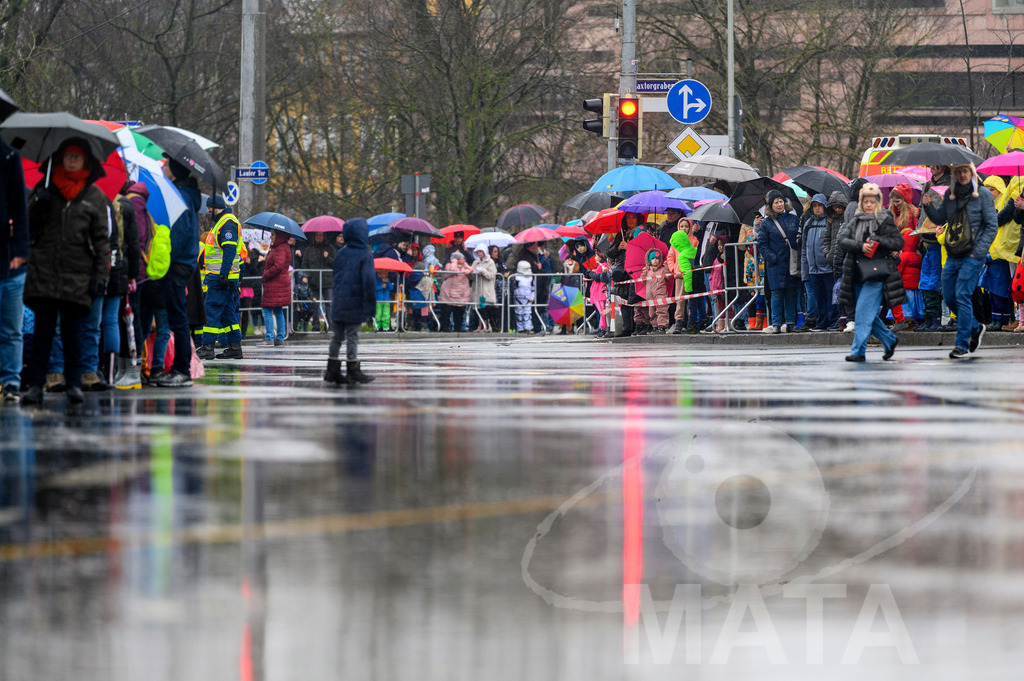 _DWA2272 | Trotz Nieselregen schlängelte sich der „Gaudiwurm“ am Sonntag durch die Nürnberger Innenstadt an tausenden Faschingsfans vorbei.  Nürnberg, 11.02.2024 - Realisiert mit Pictrs.com