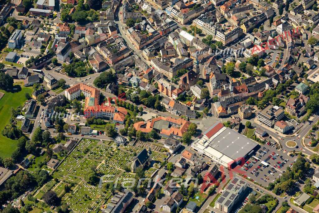 jean-paul-strasse-wunsiedel-aktuelles-luftbild-100-2023 | Das Luftbild zeigt : Jean-Paul-Straße Wunsiedel - Die Luftaufnahme wurde 2023 vom UL-Flugzeug aus erstellt ( keine Drohne ) - 
Hochauflösende Luftaufnahme - Für grossformatige Ausdrucke geeignet. Die Geschenkidee !
Mit Lizenz und Bildrechte bestellbar