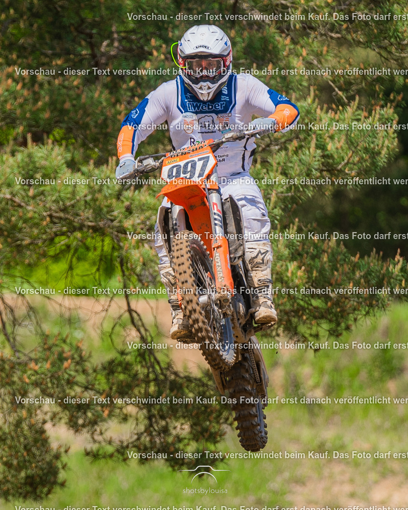 20260517_Templin-6739 | Sportfotografin aus Berlin-Brandenburg mit Fokus auf Motocross. Ich halte deine sportliche Leistung und echte Emotionen auf und neben der Strecke professionell fest. Entdecke die Fotos von deinem Rennen und bestelle sie direkt hier im Shop.