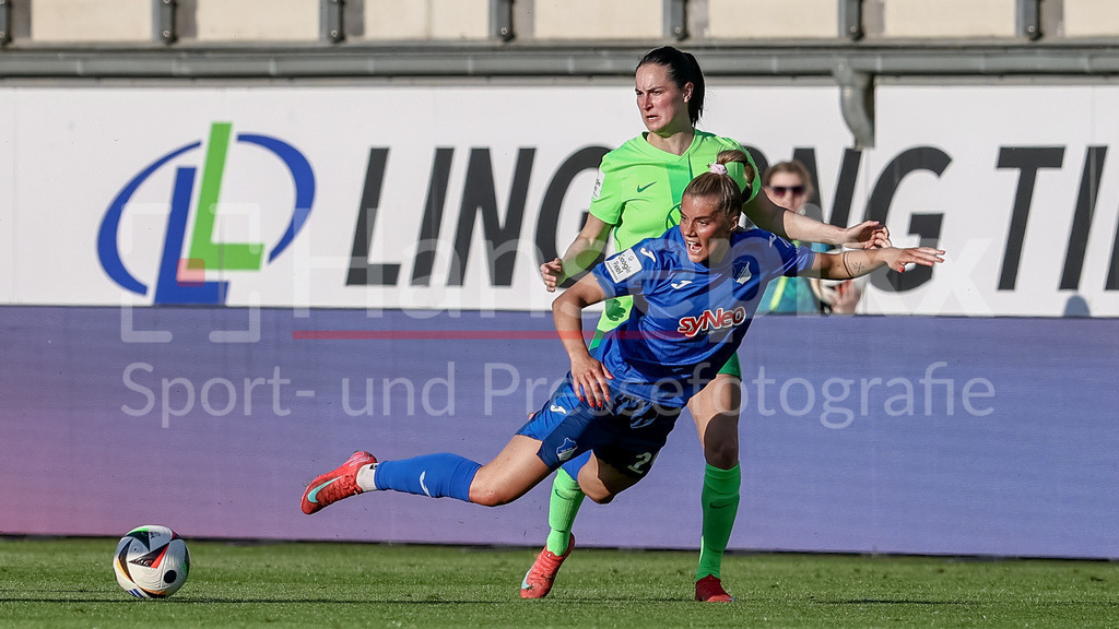 Fussball, Google Pixel Frauen-Bundesliga, VfL Wolfsburg - TSG 1899 Hoffenheim | v.li.: Selina Cerci (TSG 1899 Hoffenheim, 29) und Caitlin Dijkstra (VfL Wolfsburg, 3) im Zweikampf, Duell, Dynamik, Aktion, Action, Spielszene, DIE DFB-RICHTLINIEN UNTERSAGEN JEGLICHE NUTZUNG VON FOTOS ALS SEQUENZBILDER UND/ODER VIDEOÄHNLICHE FOTOSTRECKEN. DFB REGULATIONS PROHIBIT ANY USE OF PHOTOGRAPHS AS IMAGE SEQUENCES AND/OR QUASI-VIDEO.