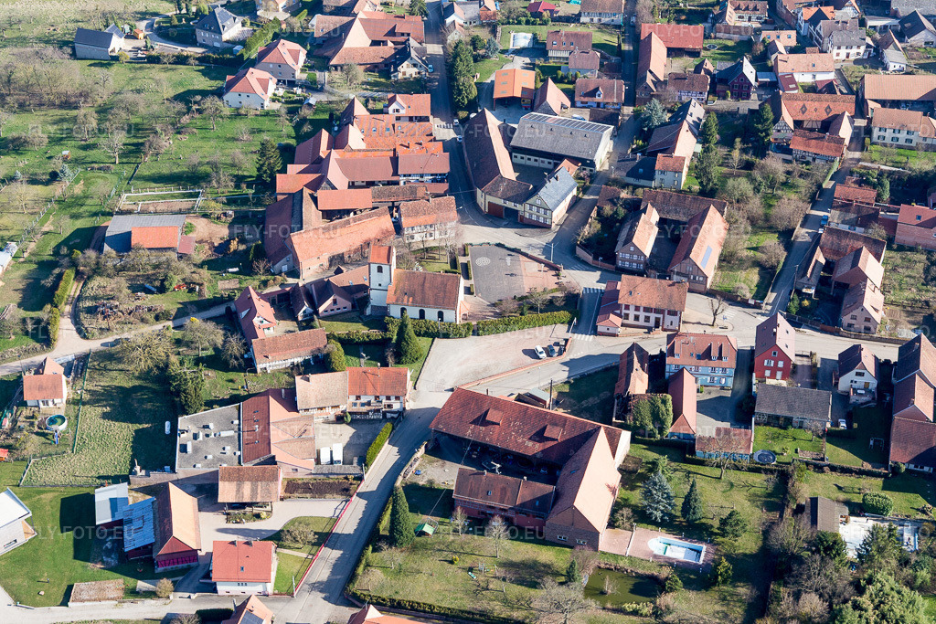 Vue aérienne: Vue de la ville à Ettendorf dans le département Bas Rhin, France. Photo: IMG_097522.jpg prise le 16/03/2017 par Werner Riehm/FLY-FOTO.eu – Résolution de l'original: 5472 x 3648 px