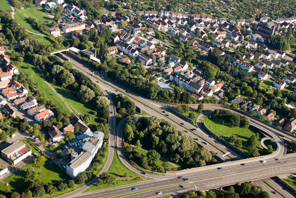 Luftbild: Ein- und Ausfahrt des Edeltrud Tunnel der Südtangente die Straße B10 verläuft durch den Tunnel im Ortsteil Beiertheim - Bulach im Ortsteil Beiertheim-Bulach in Karlsruhe im Bundesland Baden-Württemberg in Deutschland. Foto: IMG_32283.jpg vom 21.08.2010 durch Werner Riehm/FLY-FOTO.de