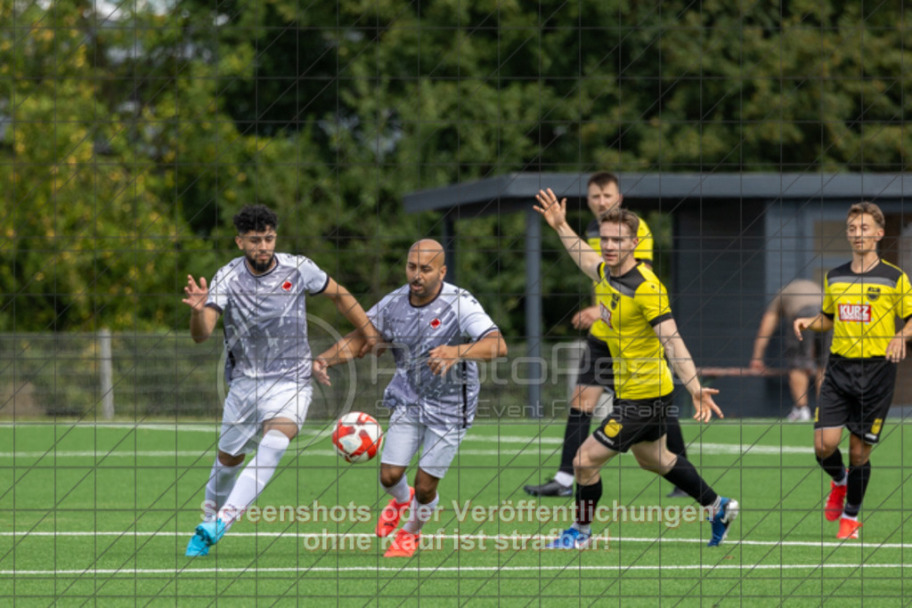 20250824_130305_0177 | #,1.FC Heiningen II (gelb) vs. 1.Göppinger SV III (weiß), Fußball, Kreisliga B7 - Bezirk Neckar/Fils, 01. Spieltag, Saison 2025/2026, Kunstrasenplatz Sportzentrum Heiningen, Krautgarten 1, 73092 Heiningen, 24.08.2025 - 13:00 Uhr,Foto: PhotoPeet-Sportfotografie/Peter Harich