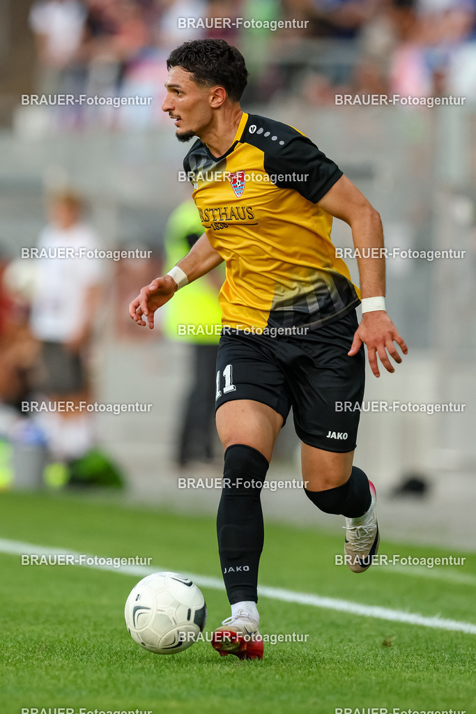 SB_KFCBAU_20250815_4479.JPG -  - KFC Uerdingen - SF Baumberg - Oberliga Niederrhein | Krefeld, Deutschland, 15.08.25: Batuhan Özden (KFC Uerdingen) in Aktion, am Ball, Einzelaktion während des Oberliga Niederrhein Spiels zwischen KFC Uerdingen - SF Baumberg in der Grotenburg Stadion am 15. August 2025 in Krefeld, Deutschland. (Foto von Stefan Brauer/Brauer-Fotoagentur)