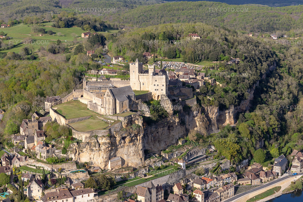 Aerial view: Chateau de Beynac in Beynac-et-Cazenac in the state Dordogne, France. – Photo: IMG_113505.jpg taken on 04/16/2019 by Werner Riehm/FLY-FOTO.com – Resolution of the original: 5472 x 3648 px