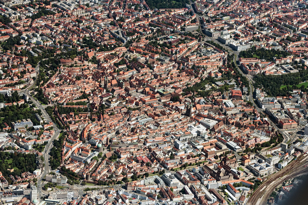 dr__0071339.jpg | NüRNBERG 12.08.2021 Stadtgebiet mit Außenbezirken und Innenstadtbereich in Nürnberg im Bundesland Bayern, Deutschland. // City area with outside districts and inner city area in Nuremberg in the state Bavaria, Germany. Foto: Daniel Reiter