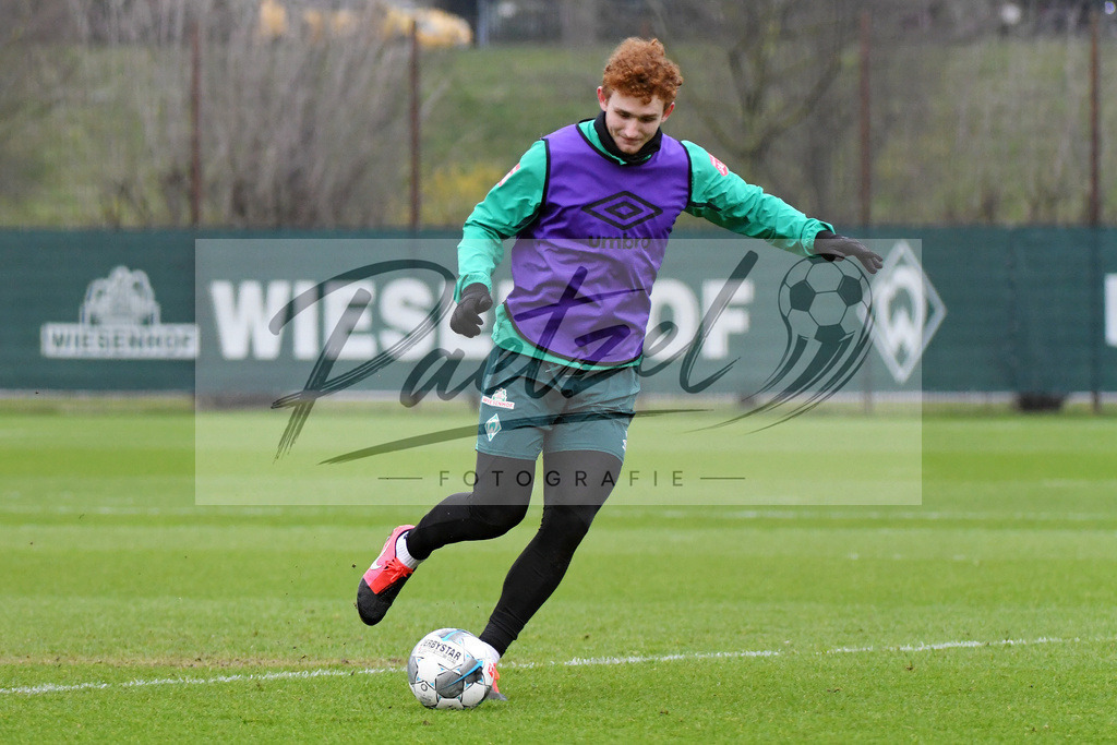 20200227_TRASVW_0075 | Fussball, Herren: Joshua Sargent (Werder Bremen) in Aktion, am Ball, Einzelaktion waehrend der Trainingseinheit des SV Werder Bremen auf dem Trainingsplatz am wohninvest Weserstadion am 27.02.2020 in Bremen, Deutschland. - Realisiert mit Pictrs.com