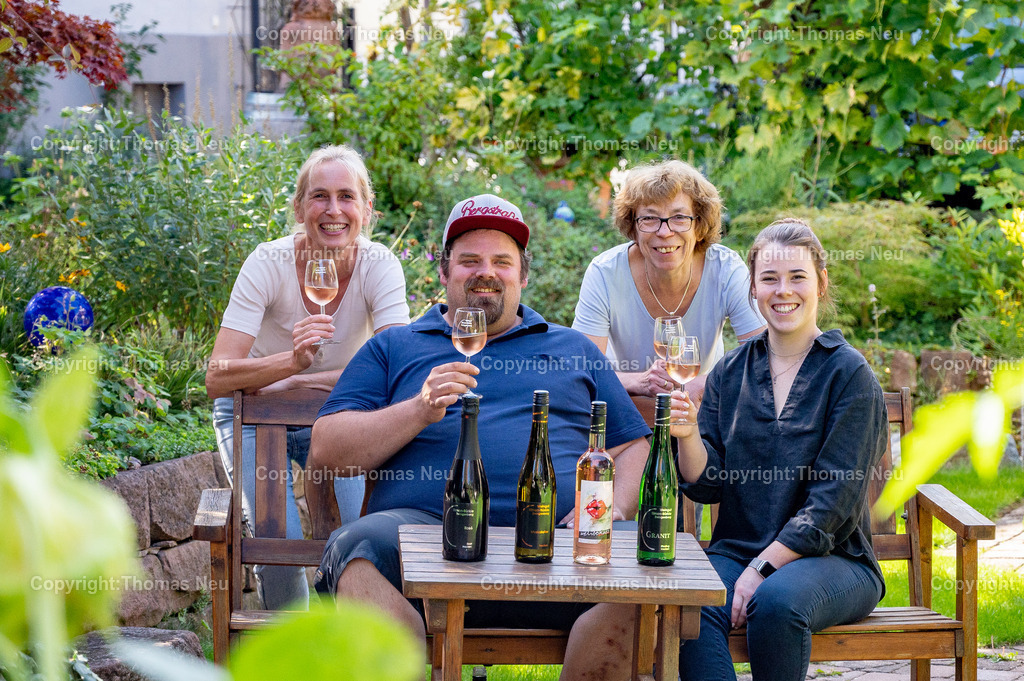 DSC_2892 | bss, Winzerfestbeilage Weiungut Simon &amp; Bürkle, von links: Carmen Bauer, Johannes Bürkle, Dagmar und Katja Simon,  ,, Bild: Thomas Neu