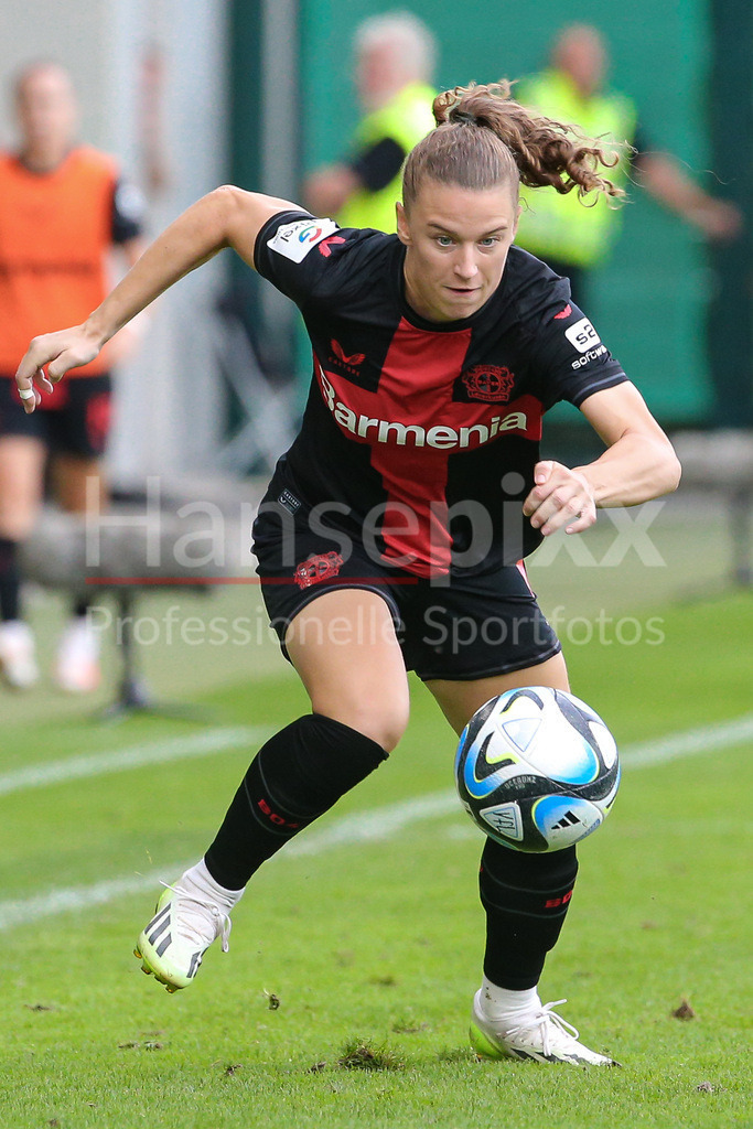Fussball, Google Pixel Frauen-Bundesliga, VfL Wolfsburg - Bayer 04 Leverkusen | v.li.: Synne Skinnes Hansen (Bayer 04 Leverkusen, 10) Freisteller, Einzelbild, Ganzkörper, Aktion, Action, Spielszene, DIE DFB-RICHTLINIEN UNTERSAGEN JEGLICHE NUTZUNG VON FOTOS ALS SEQUENZBILDER UND/ODER VIDEOÄHNLICHE FOTOSTRECKEN. DFB REGULATIONS PROHIBIT ANY USE OF PHOTOGRAPHS AS IMAGE SEQUENCES AND/OR QUASI-VIDEO.