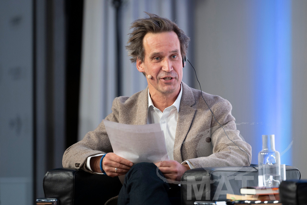 _DWA3287 | Die MSC Security and Literature Series der Münchner Sicherheitskonferenz wird von der ZEIT mitveranstaltet und vom Literaturhaus München unterstützt. Am Donnerstag, 12. Februar (19-20 Uhr), spricht Autor Serhiy Zhadan aus Charkiw mit Chrystia Freeland, Sonderbeauftragte für den Wiederaufbau der Ukraine und ehemalige stellvertretende Premierministerin Kanadas, über die Zukunft der Ukraine - Realisiert mit Pictrs.com