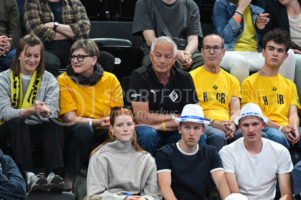 Zug United - HC Rychenberg - 25. April 2026 | Eric Fischer (Präsident HCR Rychenberh, in der Mitte) bangt mit am L-UPL Superfinal-Spiel zwischen Zug United und HC Rychenberg am 25. April 2026 in der BCF Arena, Fribourg, Schweiz.Bild: Sportfotografie Markus Aeschimann | www.markus-aeschimann.ch - Realisiert mit Pictrs.com
