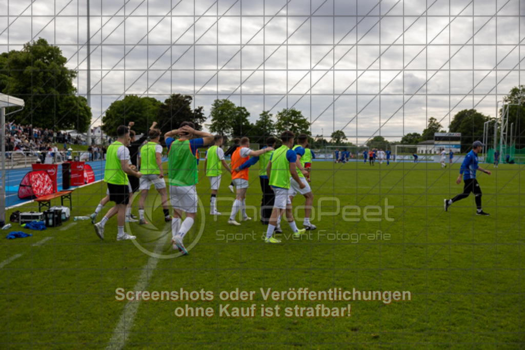 20250529_182511_0209 | #,  VfL Kirchheim (blau) vs. 1.FC Eislingen (weiß), Fußball, Bezirkspokal Finale - Bezirk Neckar/Fils, 2024/2025, Rasenplatz VfL Stadion Kirchheim, Jesinger Straße 105, 73230 Kirchheim, 29.05.2025 - 16:30 Uhr,Foto: PhotoPeet-Sportfotografie/Peter Harich