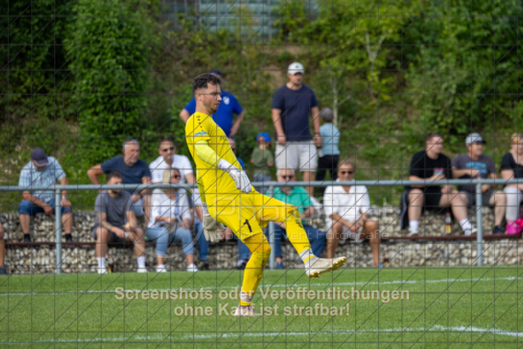 20250831_150649_0185 | #,TSG Salach (weiß) vs. SV Ebersbach (rot), Fußball, Bezirksliga - Bezirk Neckar/Fils, 02. Spieltag, Saison 2025/2026, Rasensportplatz, Staufenecker Straße, 73084 Salach, 31.08.2025 - 15:00 Uhr,Foto: PhotoPeet-Sportfotografie/Peter Harich