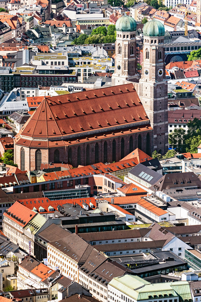 dr__0027513.jpg | MüNCHEN 24.05.2019 Frauenkirche im Altstadt- Zentrum von München im Bundesland Bayern. Der dreischiffige spätgotische Backsteinbau ist ein bedeutendes Wahrzeichen der Landeshauptstadt. Der Dom zu Unserer Lieben Frau ist auch als Liebfrauendom bekannt. // Church building of the Frauenkirche in the old town in Munich in the state Bavaria, Germany. Foto: Daniel Reiter