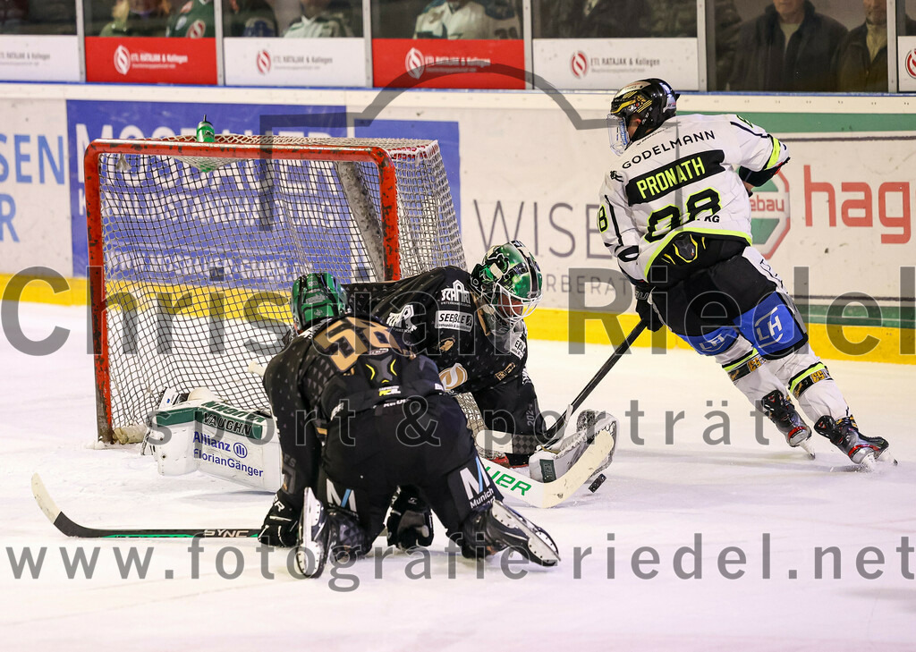 2024-02-16_072_TSV_Erding_gegen_ERSC_Amberg | Erding, Deutschland, 16.02.2024:
Eishockey, Bayernliga Playoffs 2023 / 2024, 1. Spieltag, TSV Erding gegen ERSC Amberg, Endergebnis: 1:2

Paul Pfenninger (Erding Gladiators, #58), Torwart Dimitri Pätzold (Erding Gladiators, #32), Marco Pronath (ERSC Amberg, #88)

Foto: Christian Riedel / fotografie-riedel.net