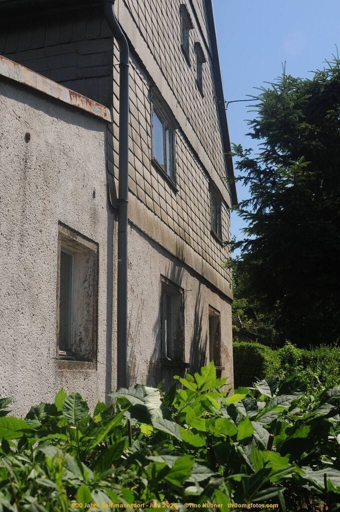 Geißmannsdorf-2026-Ortsbilder-147 | Geißmannsdorf bei Bischofswerda im Sommer 2026. Ein fotografischer Streifzug durch das Dorf Geißmannsdorf, mit Gebäuden, Straßen, Strohpuppen und geschmückten Vorgärten und Grundstücken anlässlich der 800-Jahr-Feier von Geißmannsdorf im Juni 2026 - Realisiert mit Pictrs.com